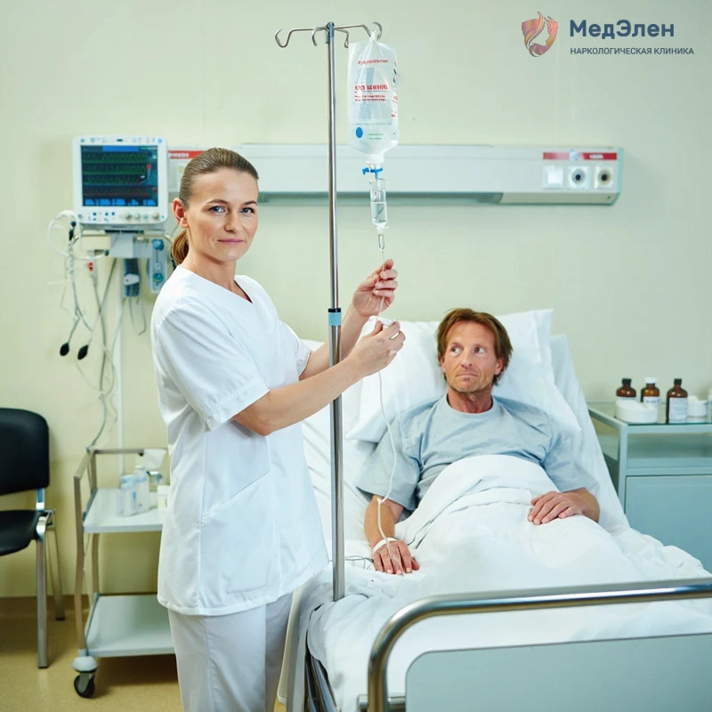Врач ставит капельницу пациенту
